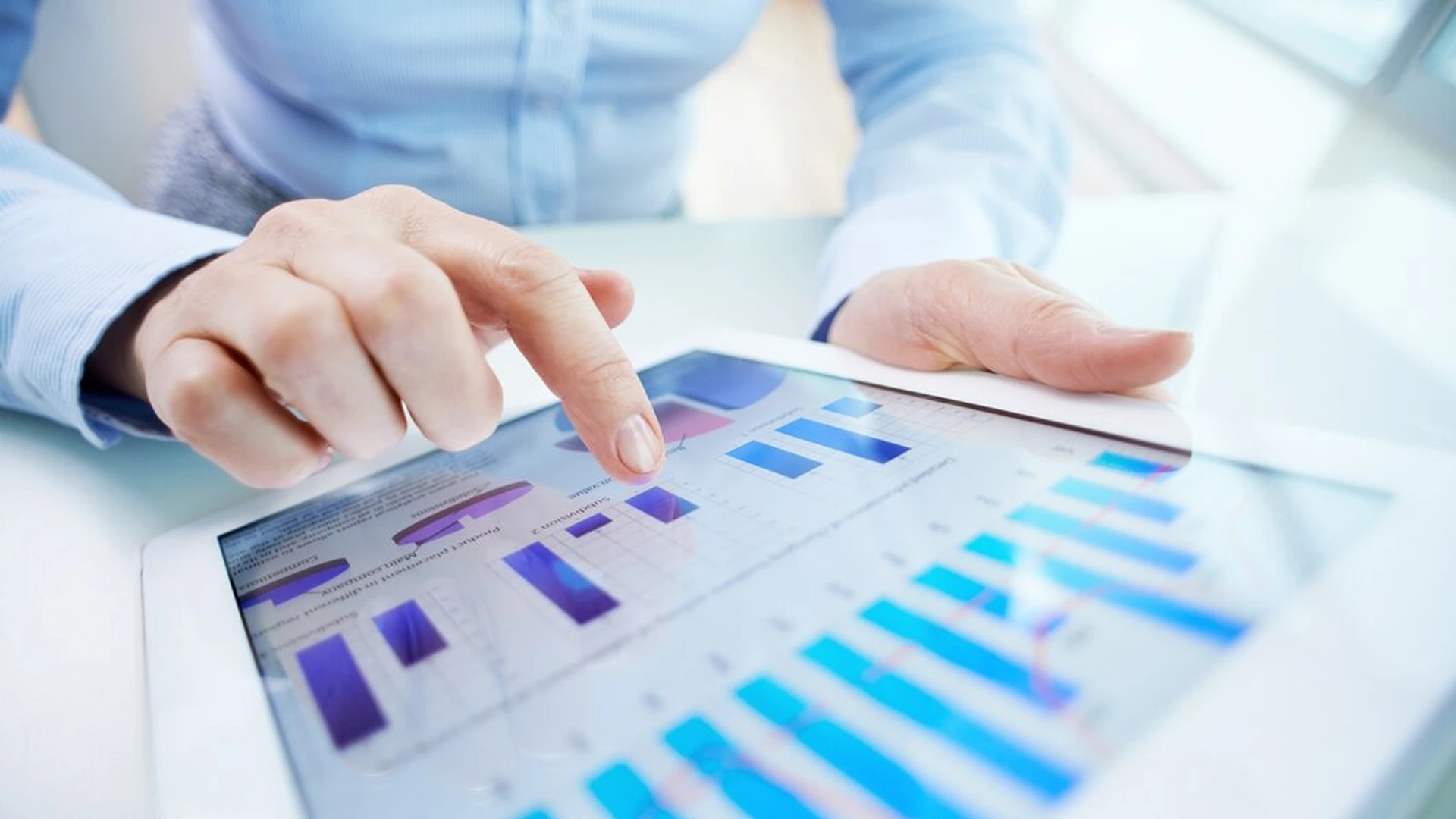 Empresarios revisando información estratégica para identificar oportunidades de crecimiento y ventajas competitivas