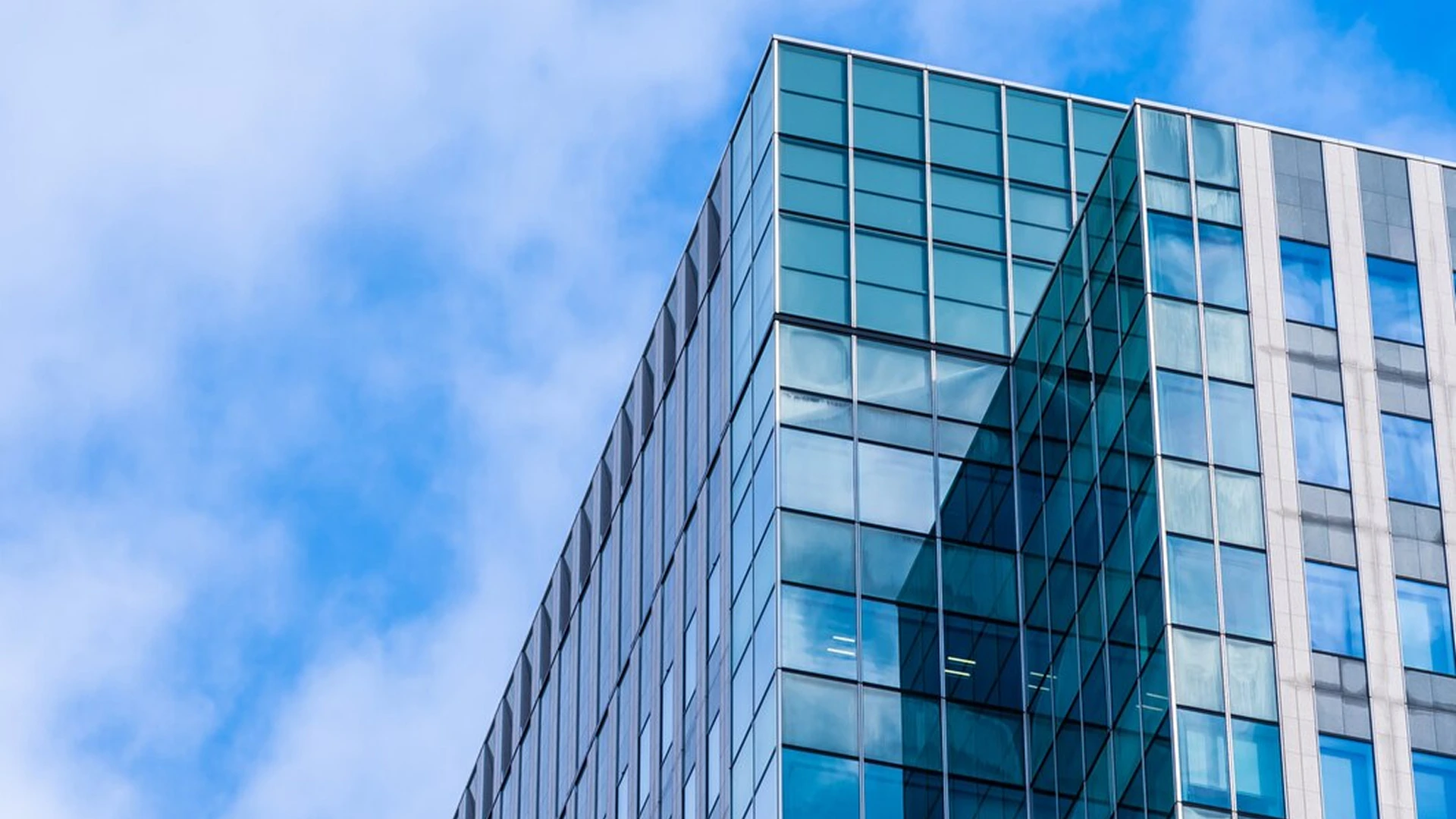 Edificio corporativo moderno representando el crecimiento, la rentabilidad y la planeación estratégica inmobiliaria