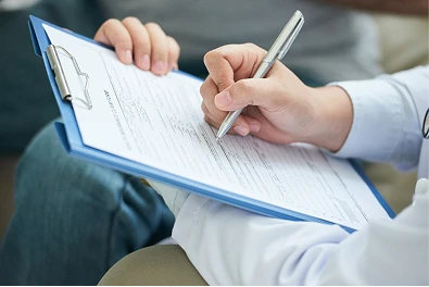 Clientes participando en encuestas para medir niveles de satisfacción y calidad del servicio