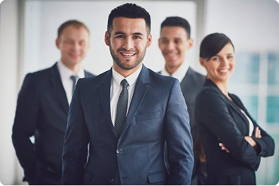 Equipo de expertos analizando mercados específicos para obtener información precisa