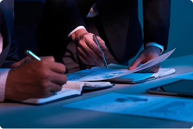 Análisis de información estratégica para identificar riesgos y oportunidades futuras